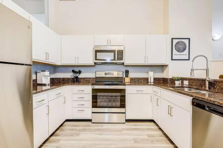 Cozysuites - 2Br With Direct Skybridge Access #1 อินเดียนาโพลิส ภายนอก รูปภาพ